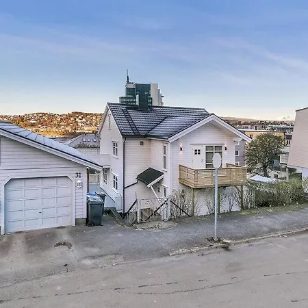 Mye For Pengene, Sentralt I Narvik! Apartment